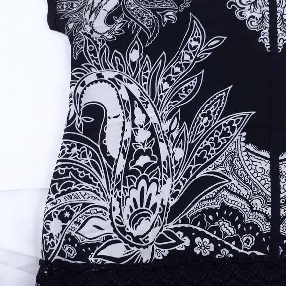 Chico's Scoop Neck Keyhole Blouse Size Medium - Picture 2 of 6